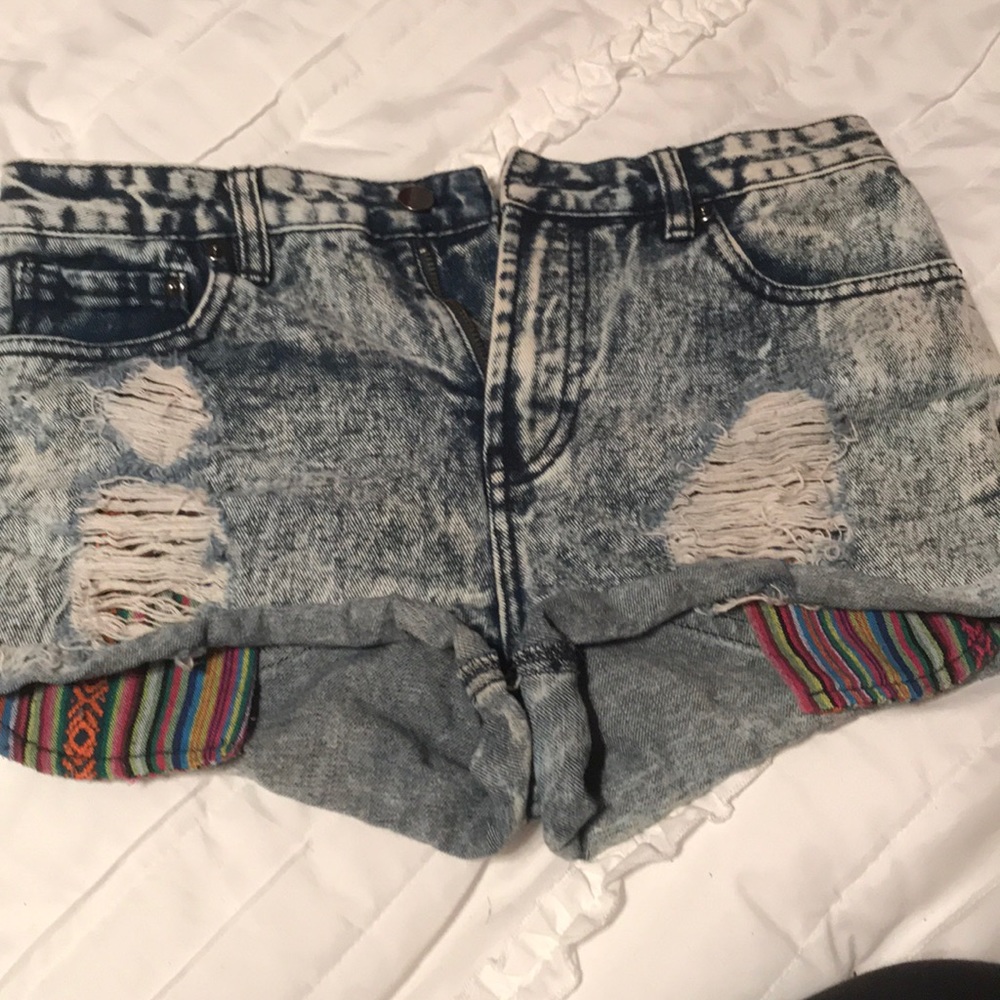 Acid wash jean shorts with patterned pockets